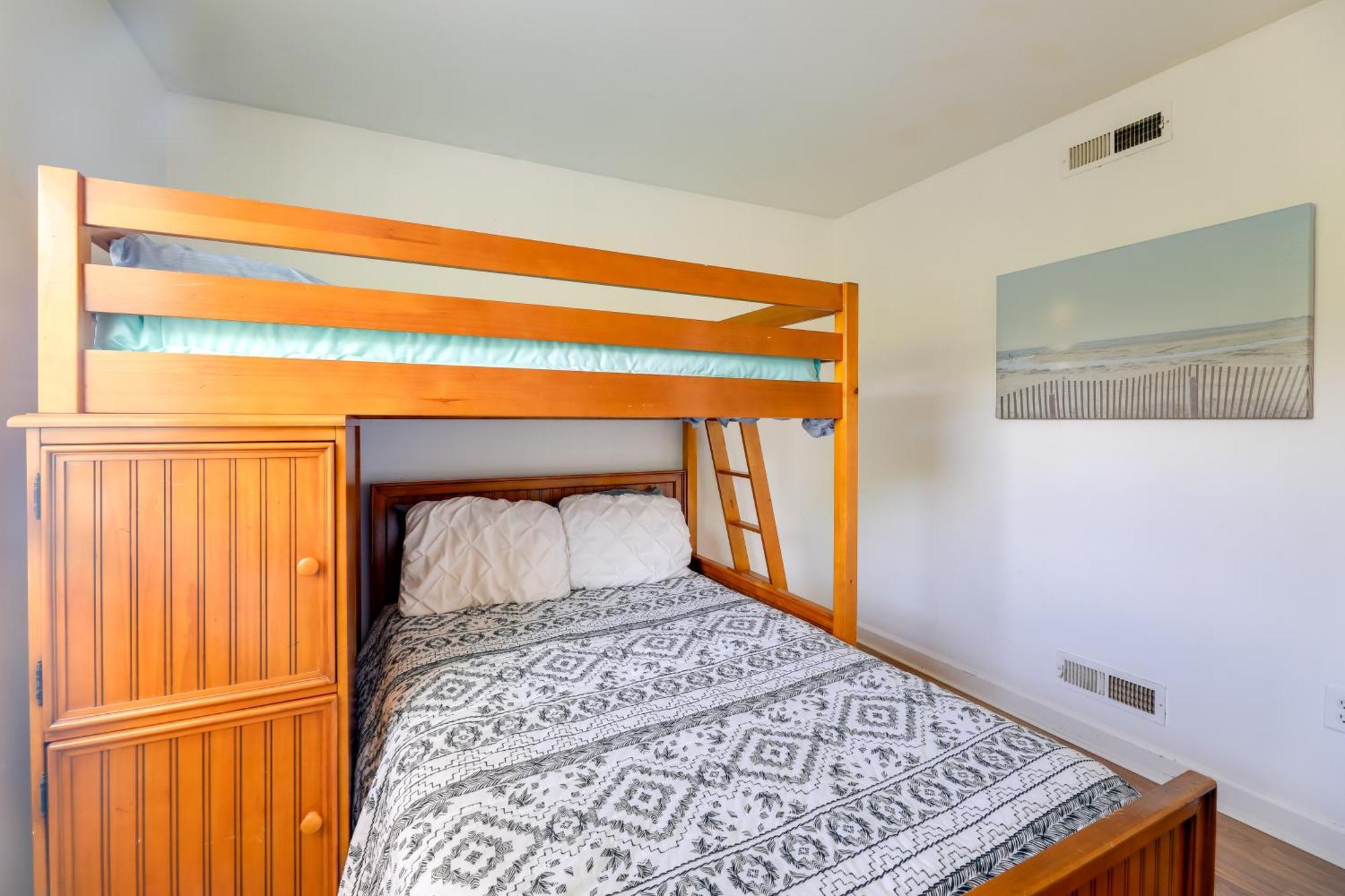 West Of The Moon Ocean Apt With Beach Access! Emerald Isle Eksteriør bilde